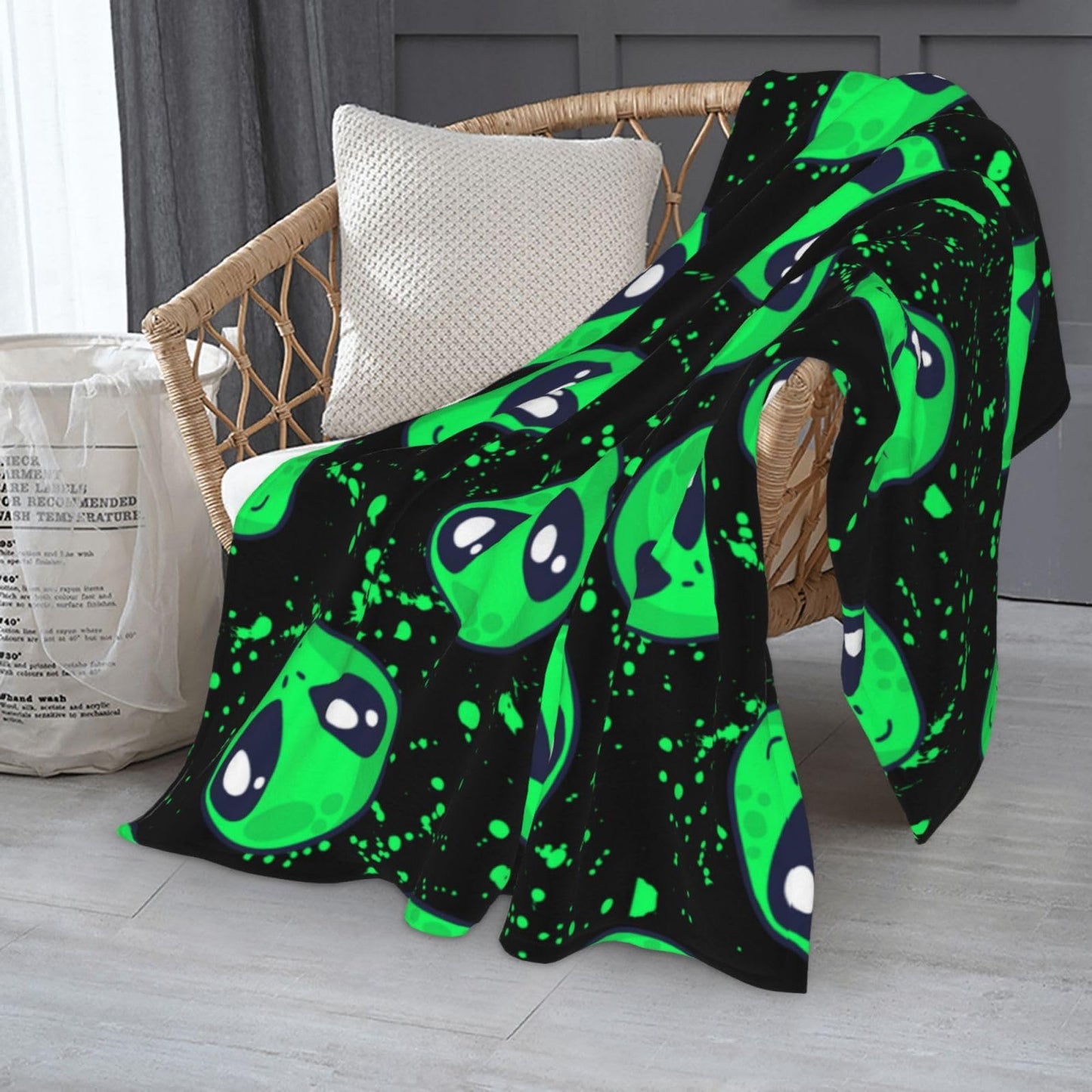 Crazy Aliens Throw Blanket Soft Lightweight Cozy Flannel Warm Bed Blanket for Bedroom Living Couch All Seasons