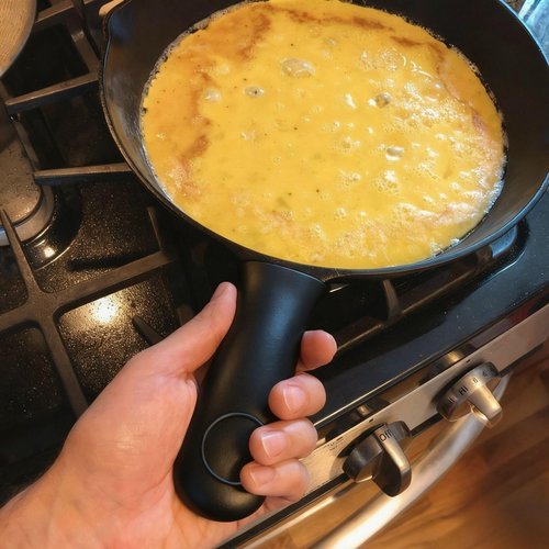 Bestac Silicone Hot Handle Holder - Dishwasher Safe Heat Protection (Up to 500°) for 9 Inches+ Cast Iron Skillets with Keyhole Handle (Black)