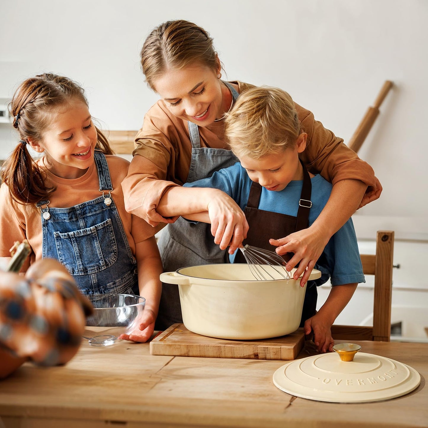 Overmont Enameled Cast Iron Dutch Oven - 7QT Pot with Lid Cookbook & Cotton Potholders - Heavy-Duty Cookware for Braising, Stews, Roasting, Sourdough Baking Cream White