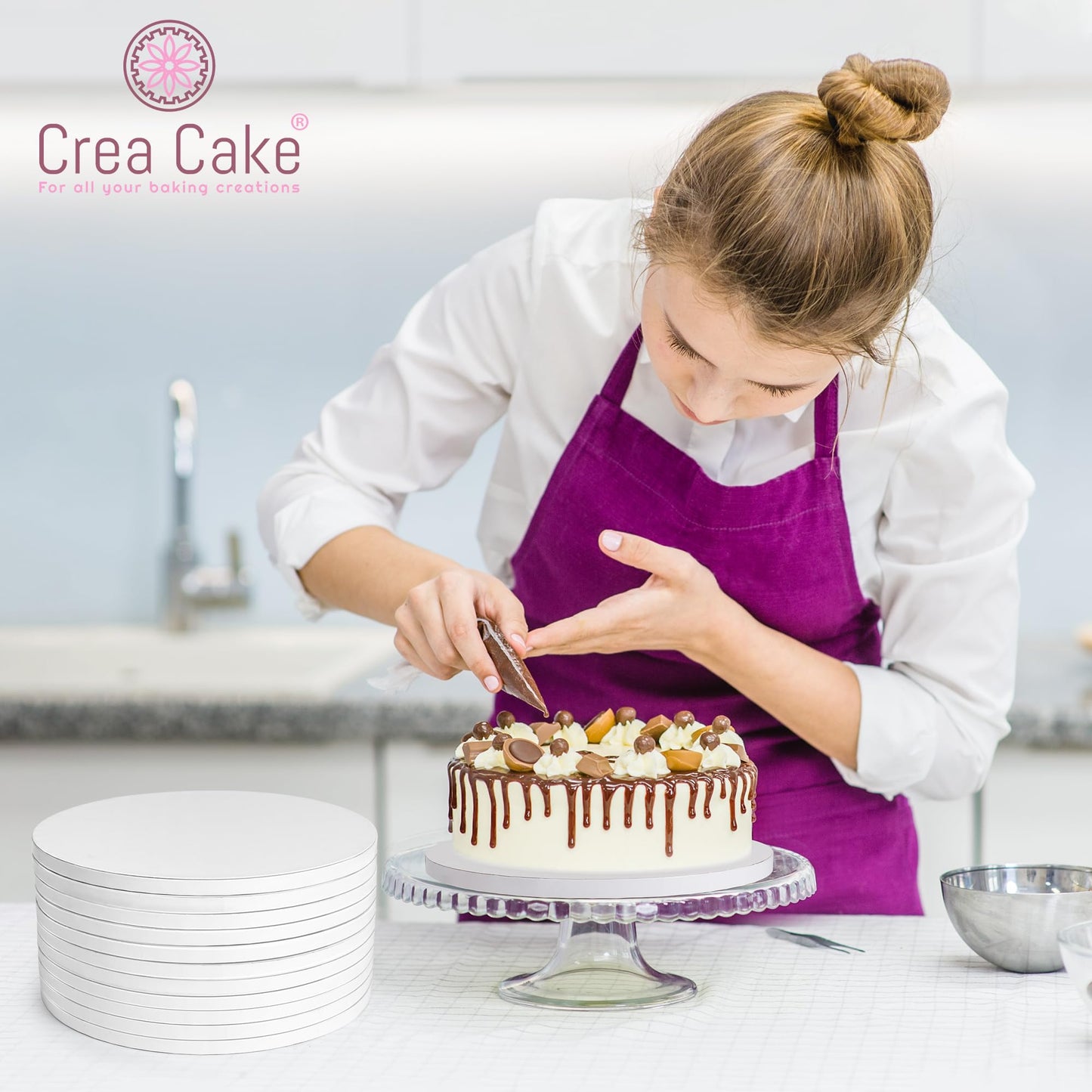 Crea Cake - 12 Pack Cake Drums 10 Inch Round & Free Large Cake Scraper - Premium Boards ½ Inch Thick, Food-Grade & Greaseproof Base para Pastel, Sturdy Cardboard for Professional Wedding Display, Glossy White