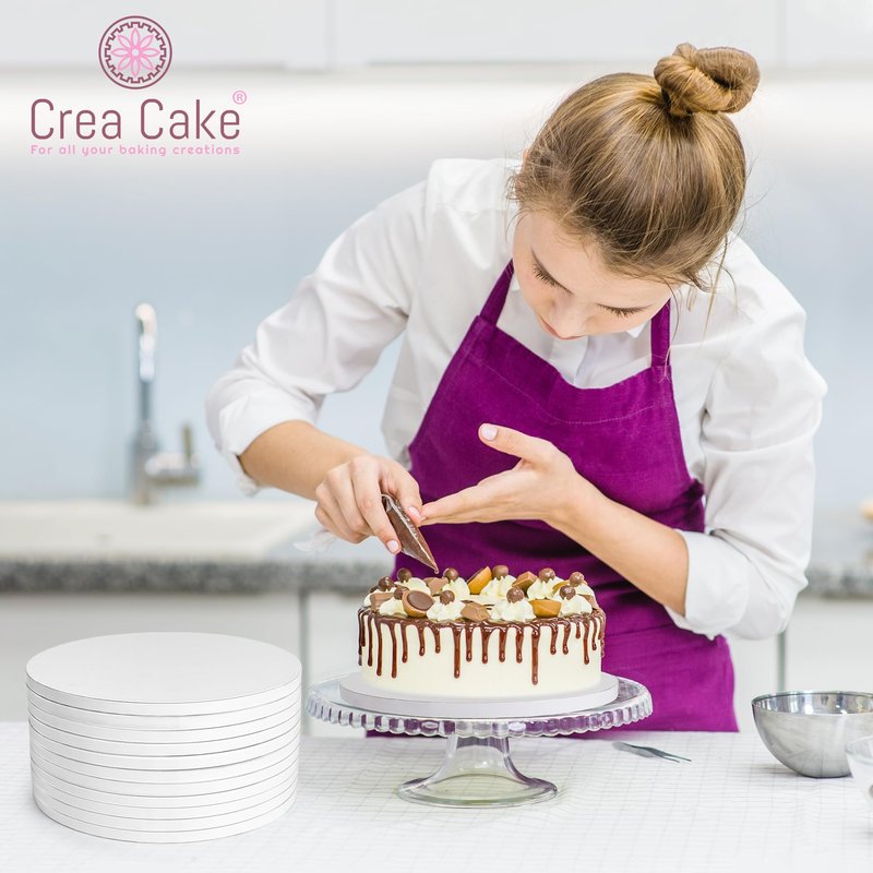 Crea Cake - 12 Pack Cake Drums 10 Inch Round & Free Large Cake Scraper - Premium Boards ½ Inch Thick, Food-Grade & Greaseproof Base para Pastel, Sturdy Cardboard for Professional Wedding Display, Glossy White