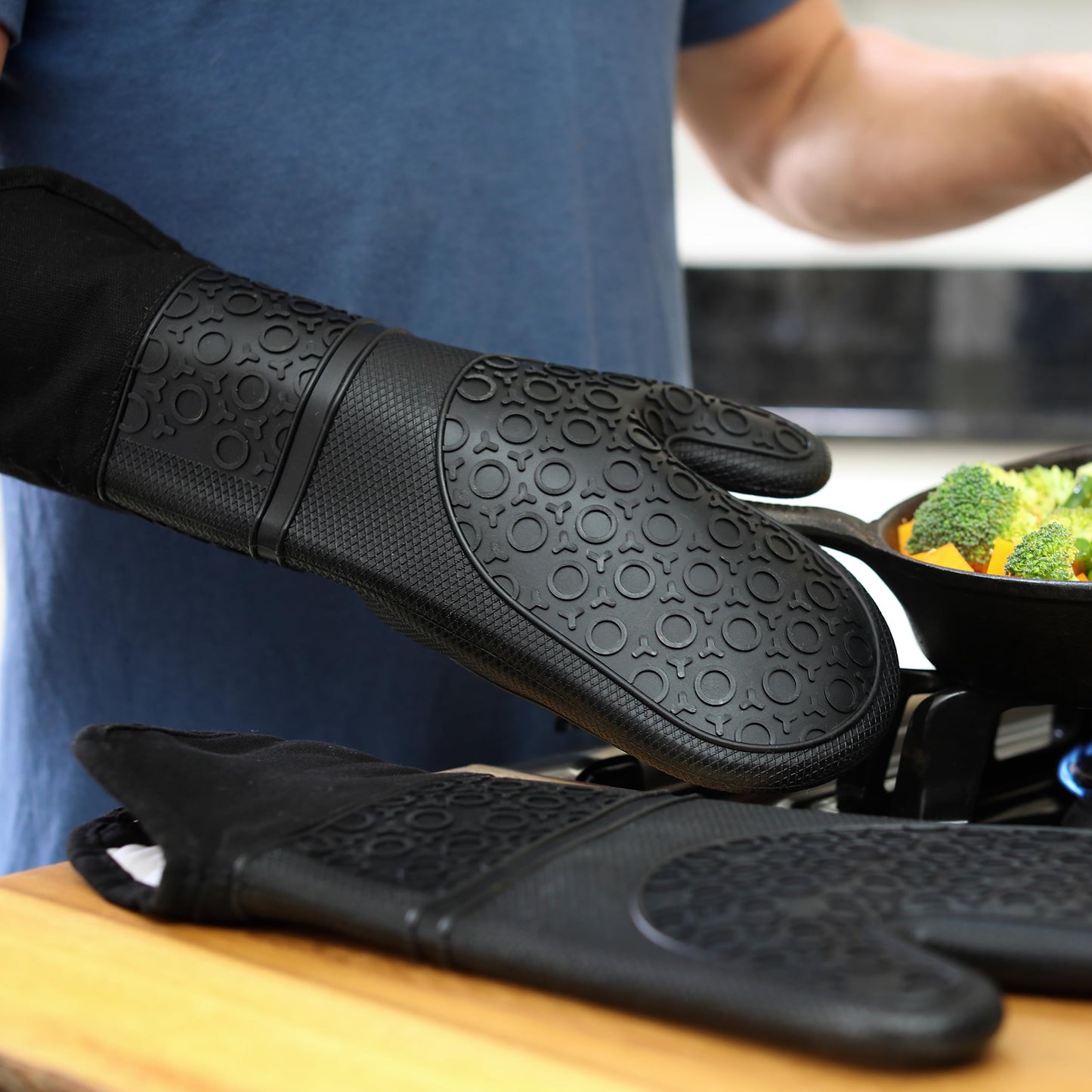 BPA-Free Silicone Oven Mitts Ultra Heat Resistant up to 500°F - Oven Mitts with Thick Cotton Liner - Long Slip Resistant Pot Holders, Flexible Oven Gloves - Black 14.7
