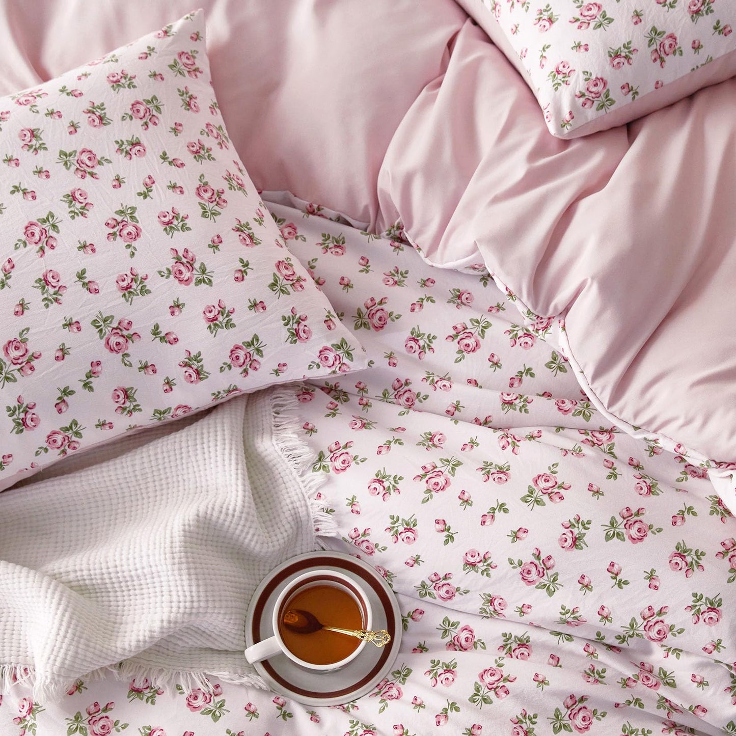 Wake In Cloud - Floral Comforter Set, Coquette Cottagecore Aesthetic Flower Shabby Chic Pattern for Women Teen Girls, Soft Lightweight Bedding, 3 Pieces, Pink, Twin/Twin XL Size