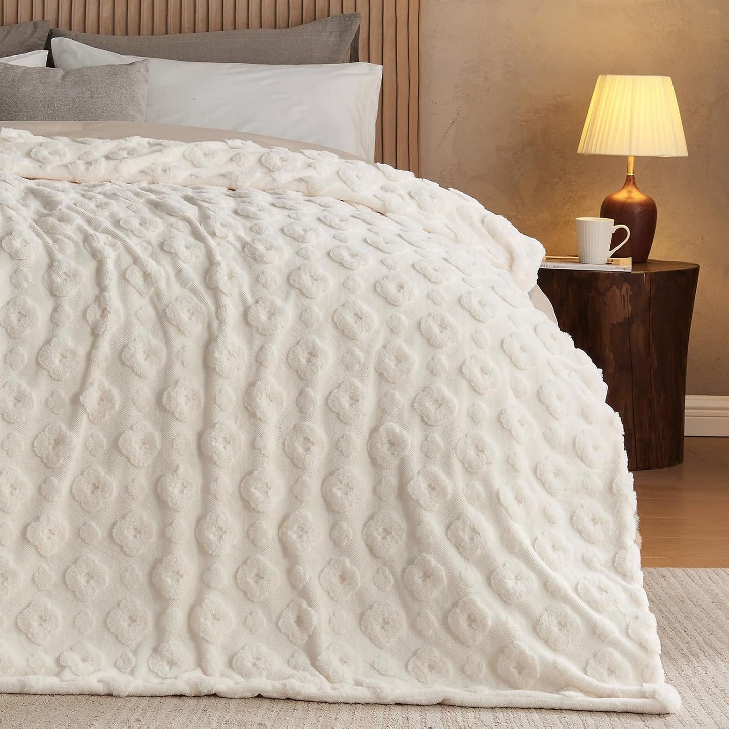 Lotus Karen Faux Fur Throw Blanket Soft White Fluffy Fuzzy Plush Throw Blanket for Bed Sofa Couch Chair Camping Travel Lightweight Bed Blanekt Jacquard Furry Blankets