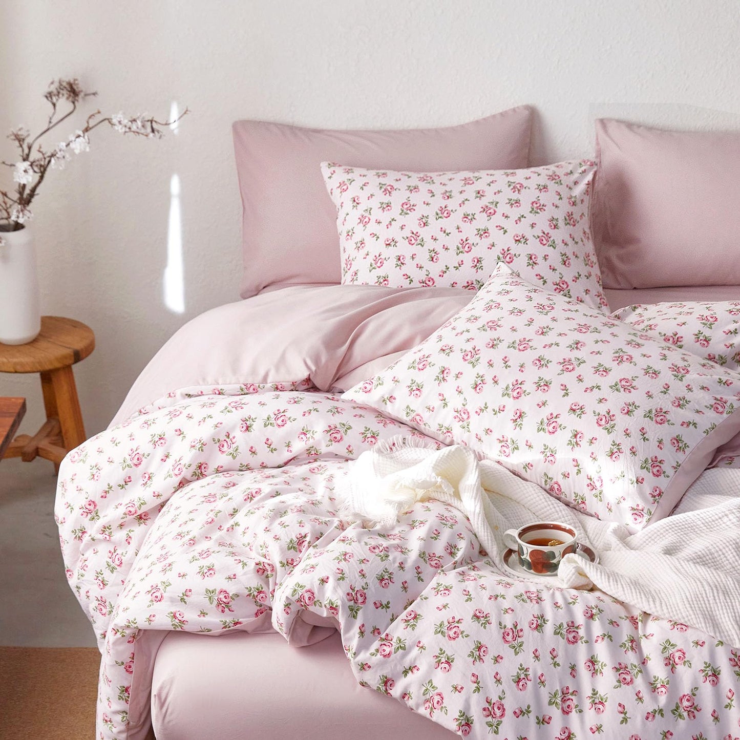 Wake In Cloud - Floral Comforter Set, Coquette Cottagecore Aesthetic Flower Shabby Chic Pattern for Women Teen Girls, Soft Lightweight Bedding, 3 Pieces, Pink, Twin/Twin XL Size