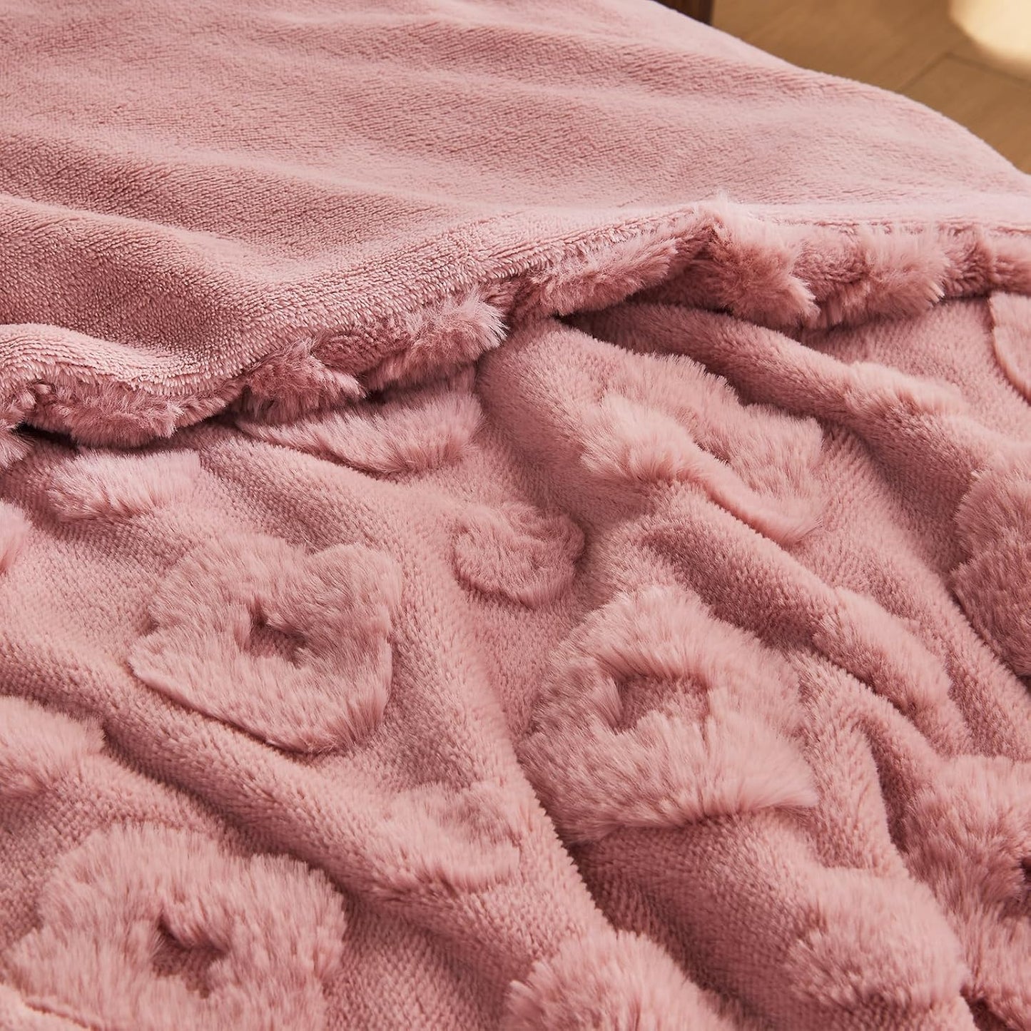 Lotus Karen Faux Fur Throw Blanket Soft White Fluffy Fuzzy Plush Throw Blanket for Bed Sofa Couch Chair Camping Travel Lightweight Bed Blanekt Jacquard Furry Blankets
