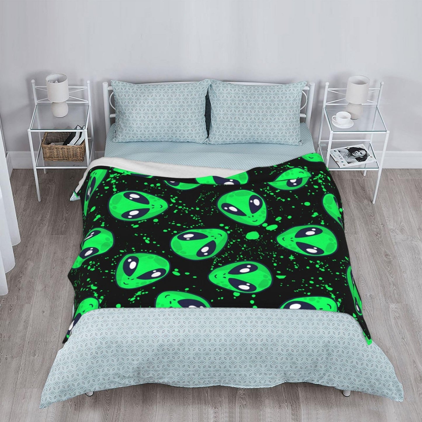 Crazy Aliens Throw Blanket Soft Lightweight Cozy Flannel Warm Bed Blanket for Bedroom Living Couch All Seasons