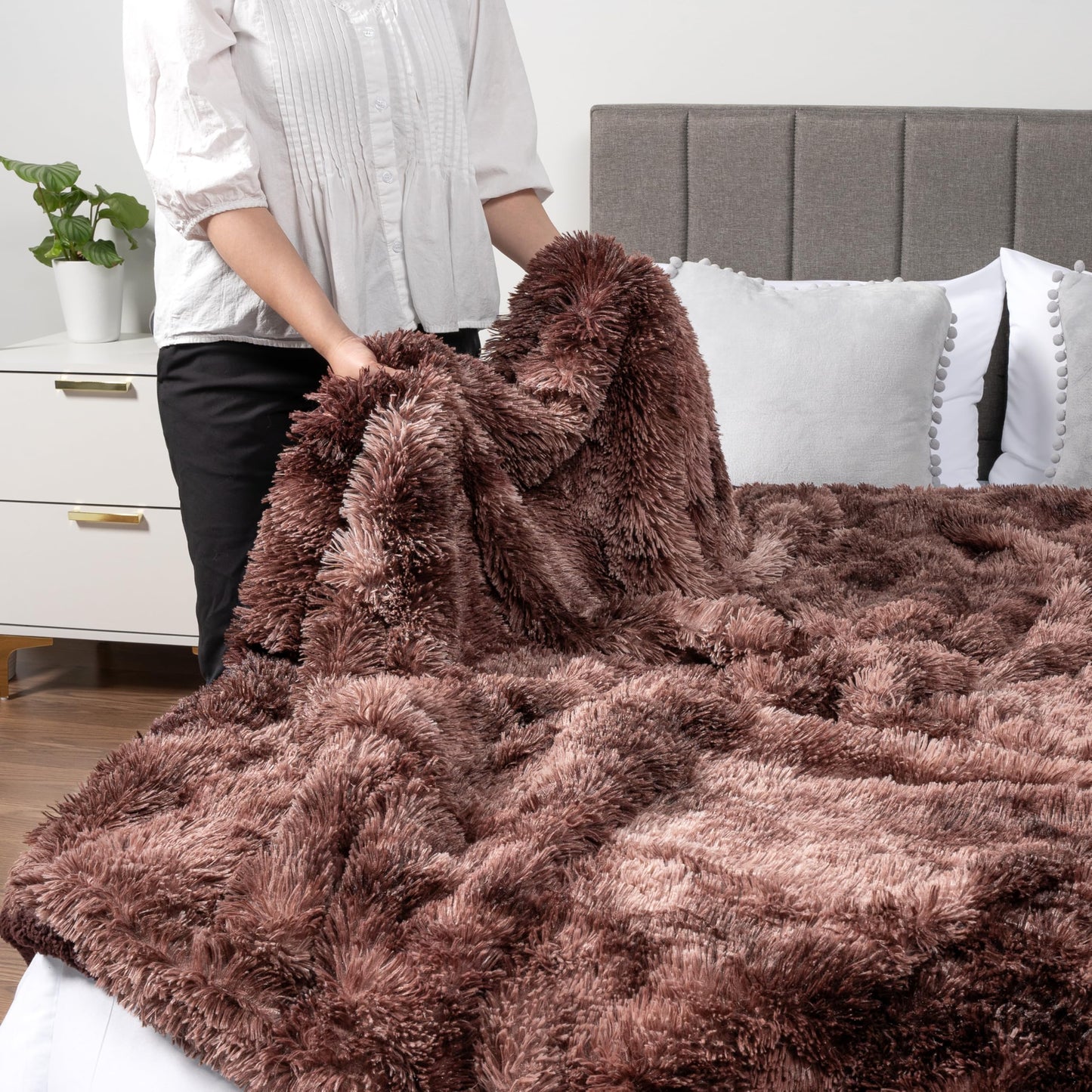 PAVILIA Brown Fluffy Throw Blanket for Couch, Twin Bed, Fuzzy Blanket for Women Men, Furry Plush Warm Blanket Bed Sofa, Super Soft Thick Faux Fur Sherpa Blanket Throw, Tie-Dye, 60x80