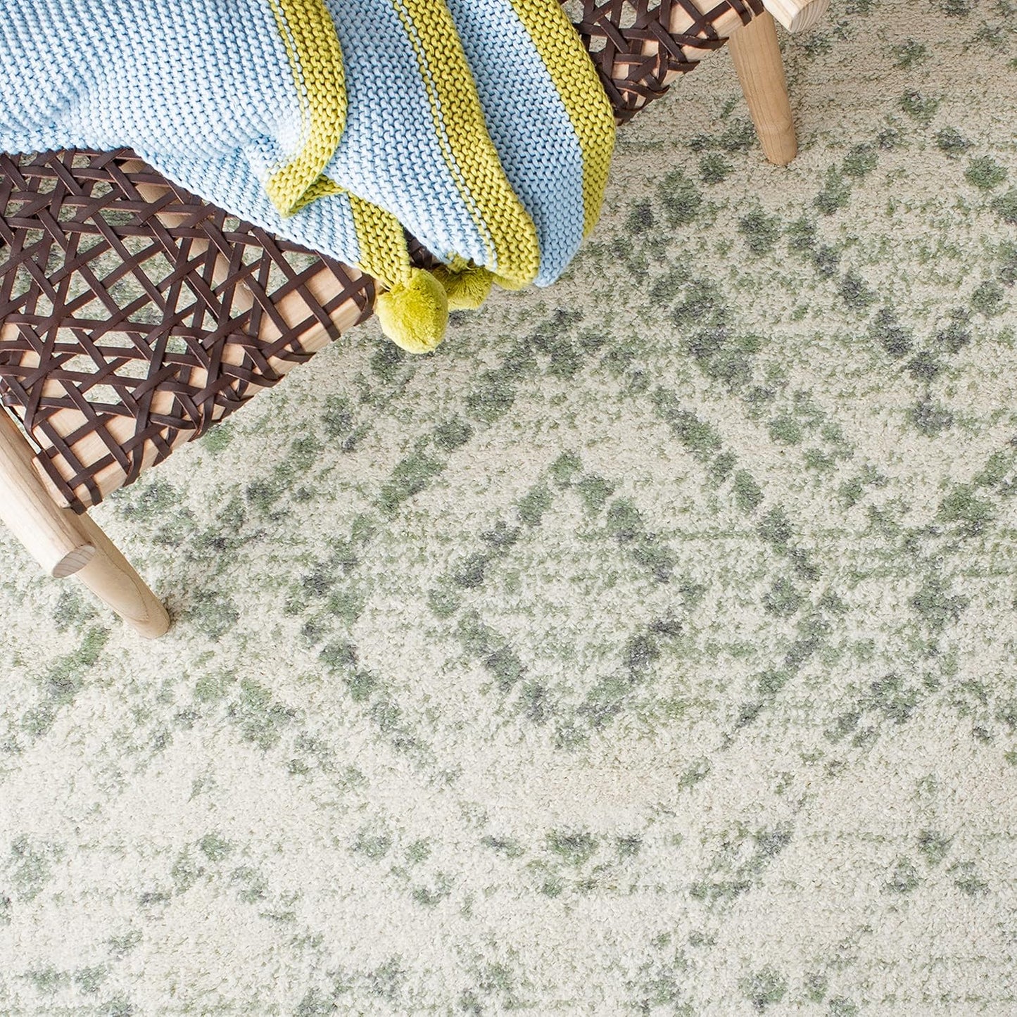 SAFAVIEH Adirondack Collection Area Rug - 5'1" x 7'6", Ivory & Green, Modern Diamond Distressed Design, Non-Shedding & Easy Care, Ideal for High Traffic Areas in Living Room, Bedroom (ADR131X)
