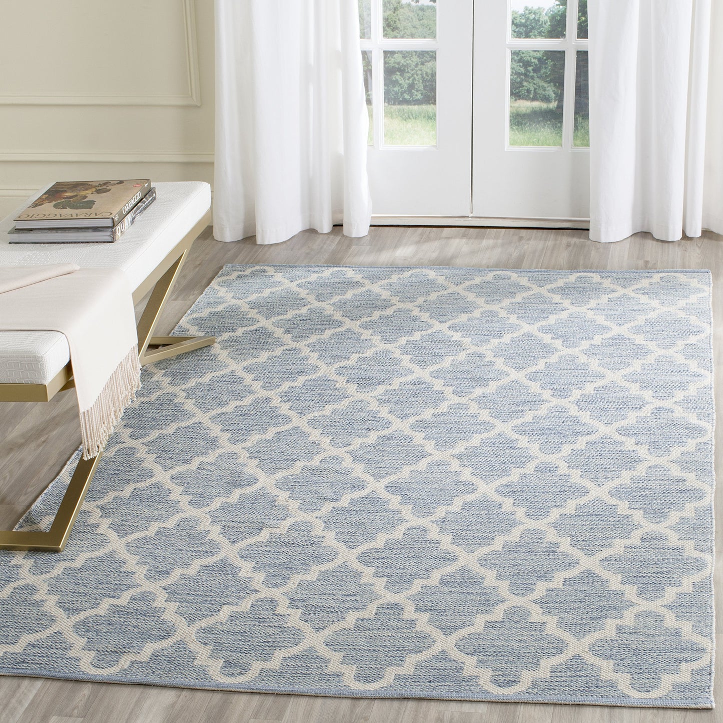 SAFAVIEH Montauk Collection Accent Rug - 4' x 6', Light Blue & Ivory, Handmade Trellis Cotton, Ideal for High Traffic Areas in Entryway, Living Room, Bedroom (MTK810B)