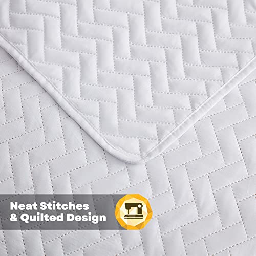 Maple&Stone White Chevron Quilt Set Queen Size with Pillow Shams - Lightweight & Breathable Bedspread, 90x96 Inches