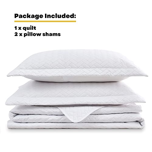 Maple&Stone White Chevron Quilt Set Queen Size with Pillow Shams - Lightweight & Breathable Bedspread, 90x96 Inches
