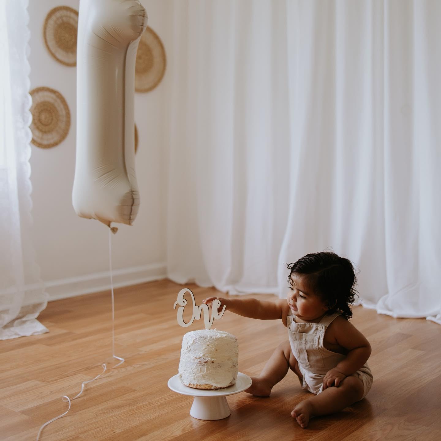 40 Inch Cream 1 Balloon for First Birthday, 1st Number Balloons Cream Birthday Decorations for Girl Boy Kids Toddler Baby, One Giant Number 1 Balloon