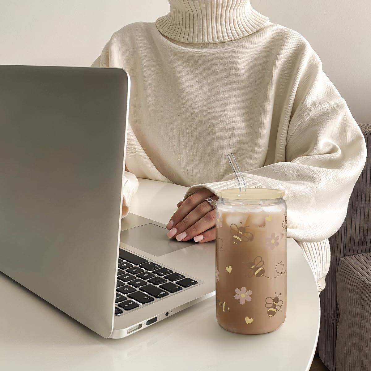 SANDJEST Bee 16oz Can Glass Tumbler with Acrylic Lid & Straw - Iced Coffee Cup for Women Girls, Aesthetic Cups Gifts for Birthday Christmas