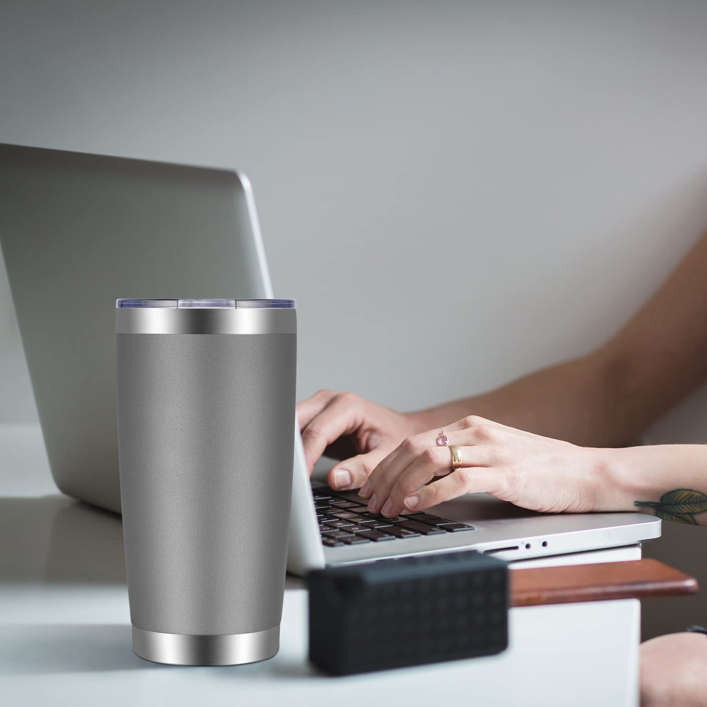 VEGOND 20oz Tumbler with Lid and Straw Stainless Steel Tumbler Cup Vacuum Insulated Double Wall Travel Coffee Mug Powder Coated Coffee Cup, Grey, 1 Pack