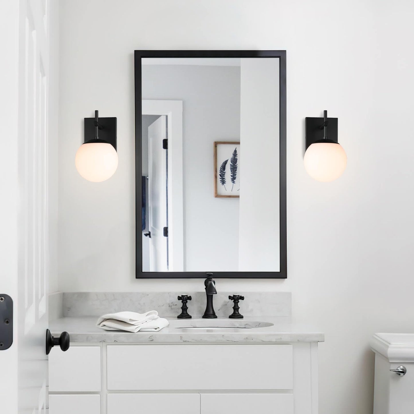 XiNBEi Lighting Globe Sconce Light, Mid Century Black Bathroom Sconce Wall Lighting Indoor 1 Light Glass Wall Sconce for Loft Bath Bedroom Hallway XB-W1320-1-MB