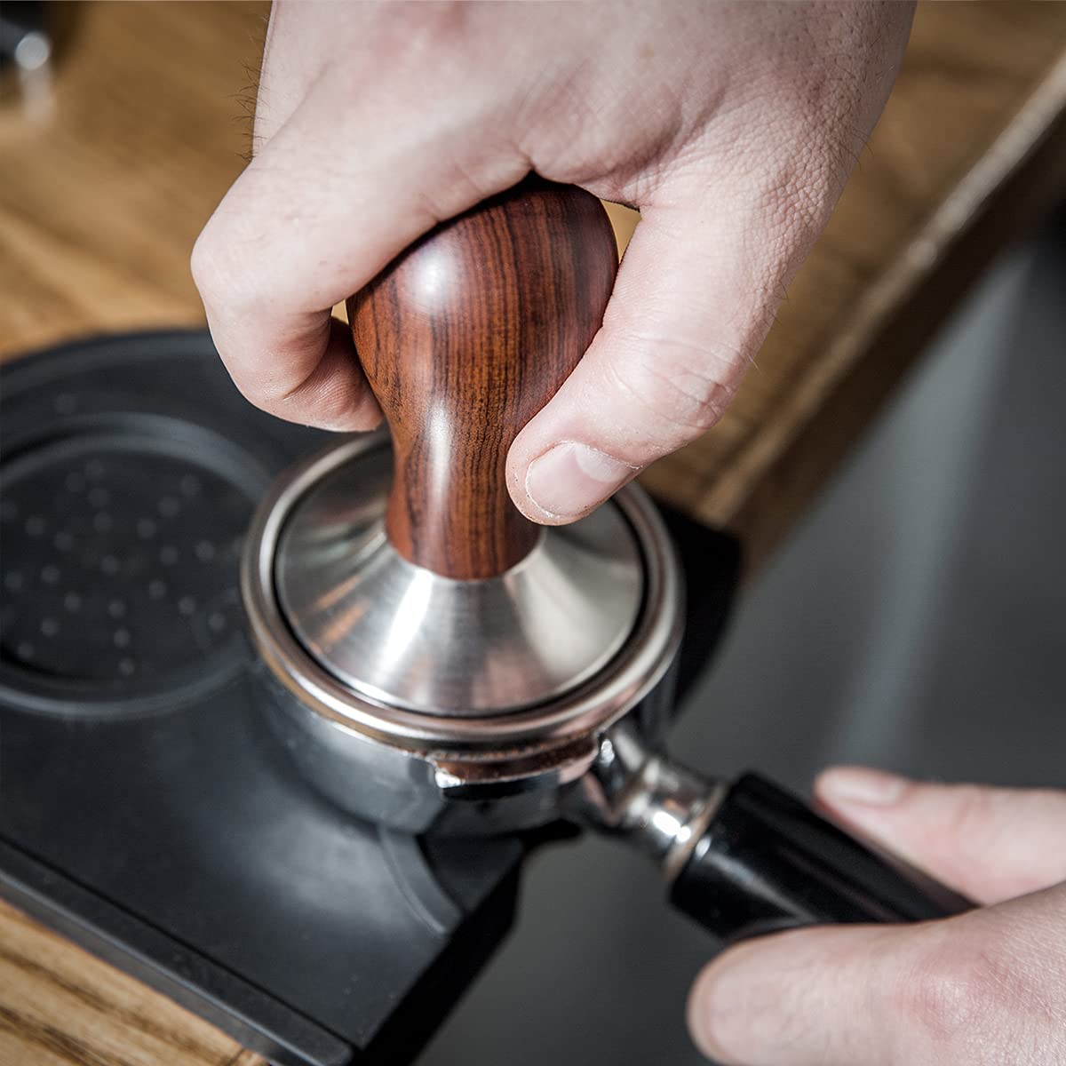 USEAMIE Coffee Tamper Espresso Press with Tamper Mat 304 Stainless Steel Flat Base Wooden Handle for Coffee Grounds Barista Espresso Machines Accessory (51MM)