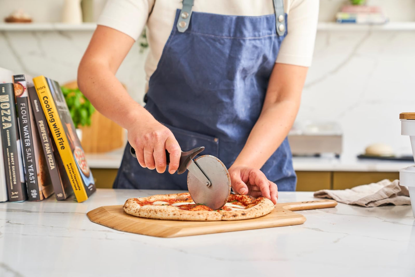 Ooni Professional Pizza Cutter Wheel - Ø4.4″ Blade - Classic Stainless Steel Pizza Wheel Cutter with Green Handle