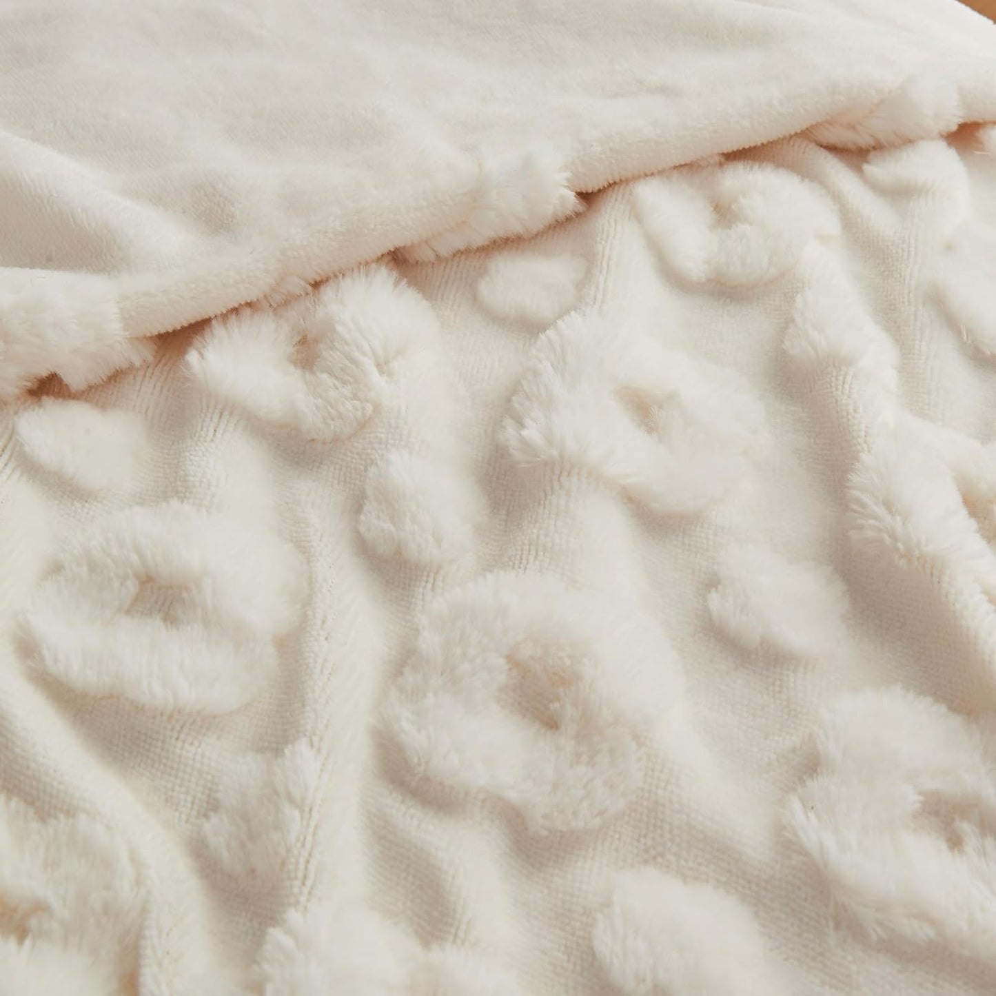 Lotus Karen Faux Fur Throw Blanket Soft White Fluffy Fuzzy Plush Throw Blanket for Bed Sofa Couch Chair Camping Travel Lightweight Bed Blanekt Jacquard Furry Blankets