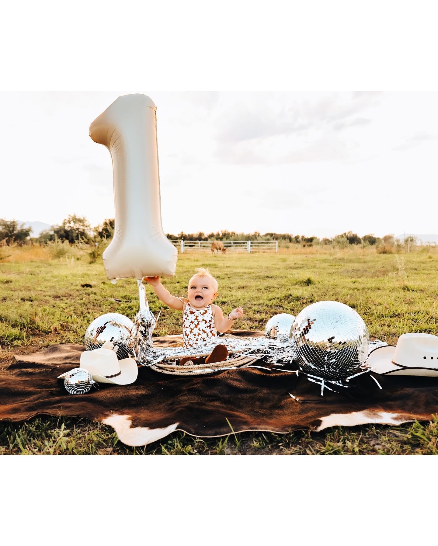 40 Inch Cream 1 Balloon for First Birthday, 1st Number Balloons Cream Birthday Decorations for Girl Boy Kids Toddler Baby, One Giant Number 1 Balloon