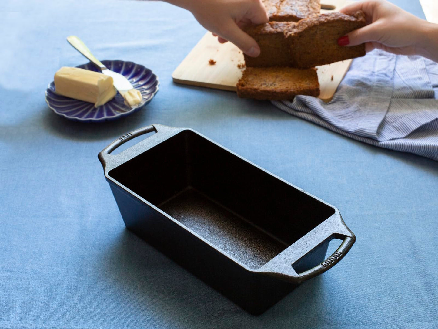 Lodge Seasoned Cast Iron Loaf Pan 8.5 Inches - Pre-Seasoned Rectangular Cast Iron Bakeware- Even Browning Bread Pan with Easy-Release Finish - PFAS-Free Non-Toxic Cookware