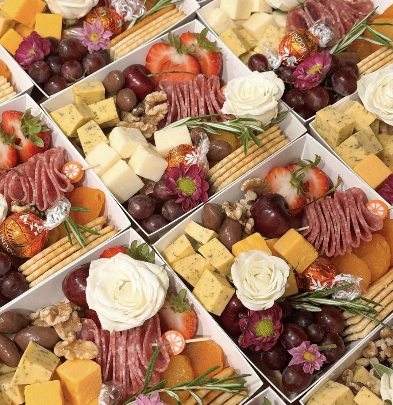 RomanticBaking 100 Pack 4x4x2.55 Inches Charcuterie Boxes with Clear Lids - Bakery, Cookies, Chocolate Covered Strawberries, Mini Cake, Pie, Cinnamon Roll Treat Boxes for Parties
