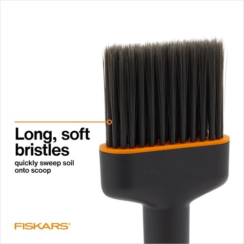 Fiskars Planting Soil Scoop & Brush Set - Dual-Sided Indoor Digging Tool with Soft Bristles & Flexible Dustpan