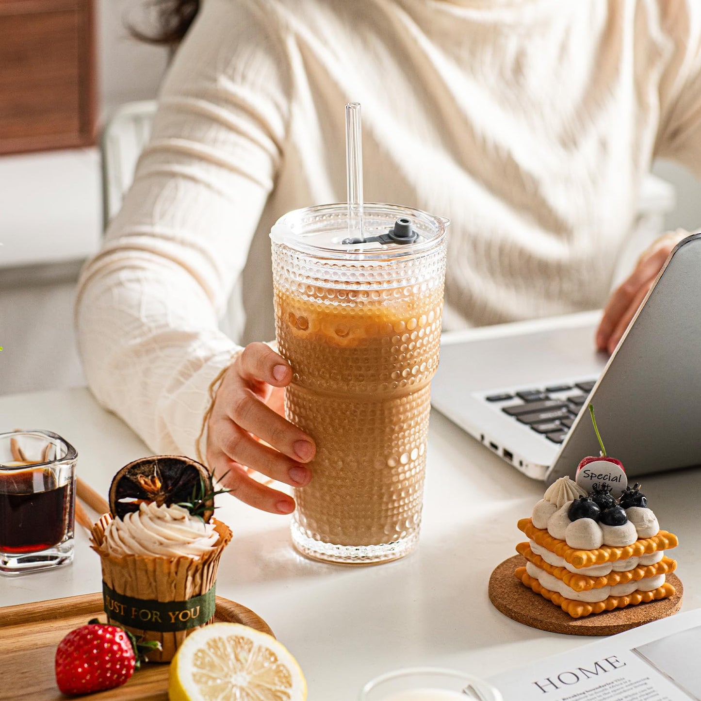INSETLAN 20oz Hobnail Glass Cups with Lids and Glass Straws – 4 Pieces, Thick-Walled Glass Tumblers for Iced Coffee, Smoothies, Milk, Water, Juice, and More – Elegant and Durable Drinking Glasses