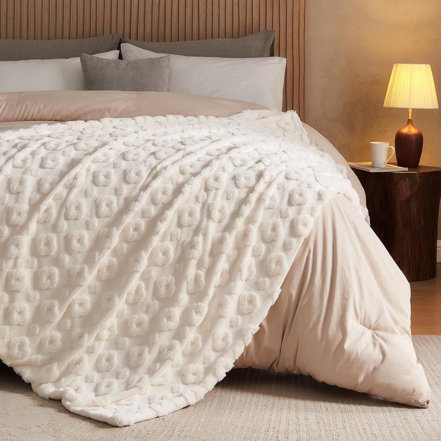 Lotus Karen Faux Fur Throw Blanket Soft White Fluffy Fuzzy Plush Throw Blanket for Bed Sofa Couch Chair Camping Travel Lightweight Bed Blanekt Jacquard Furry Blankets