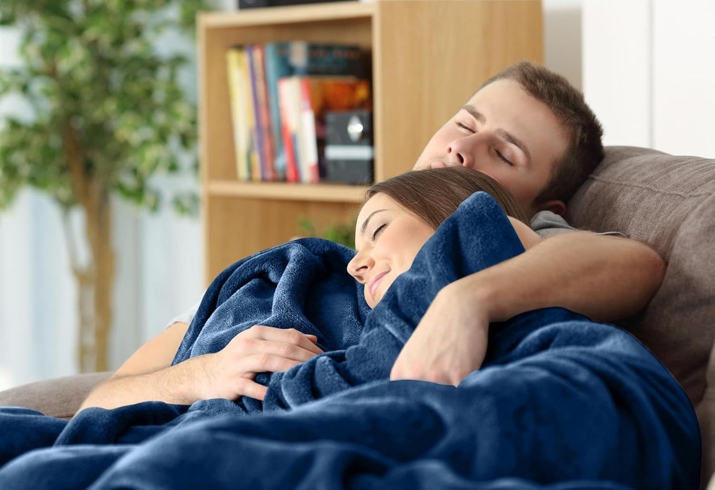 Utopia Bedding Fleece Blanket - Luxury Soft Microfiber Twin Size in Royal Blue (60x80 Inch)