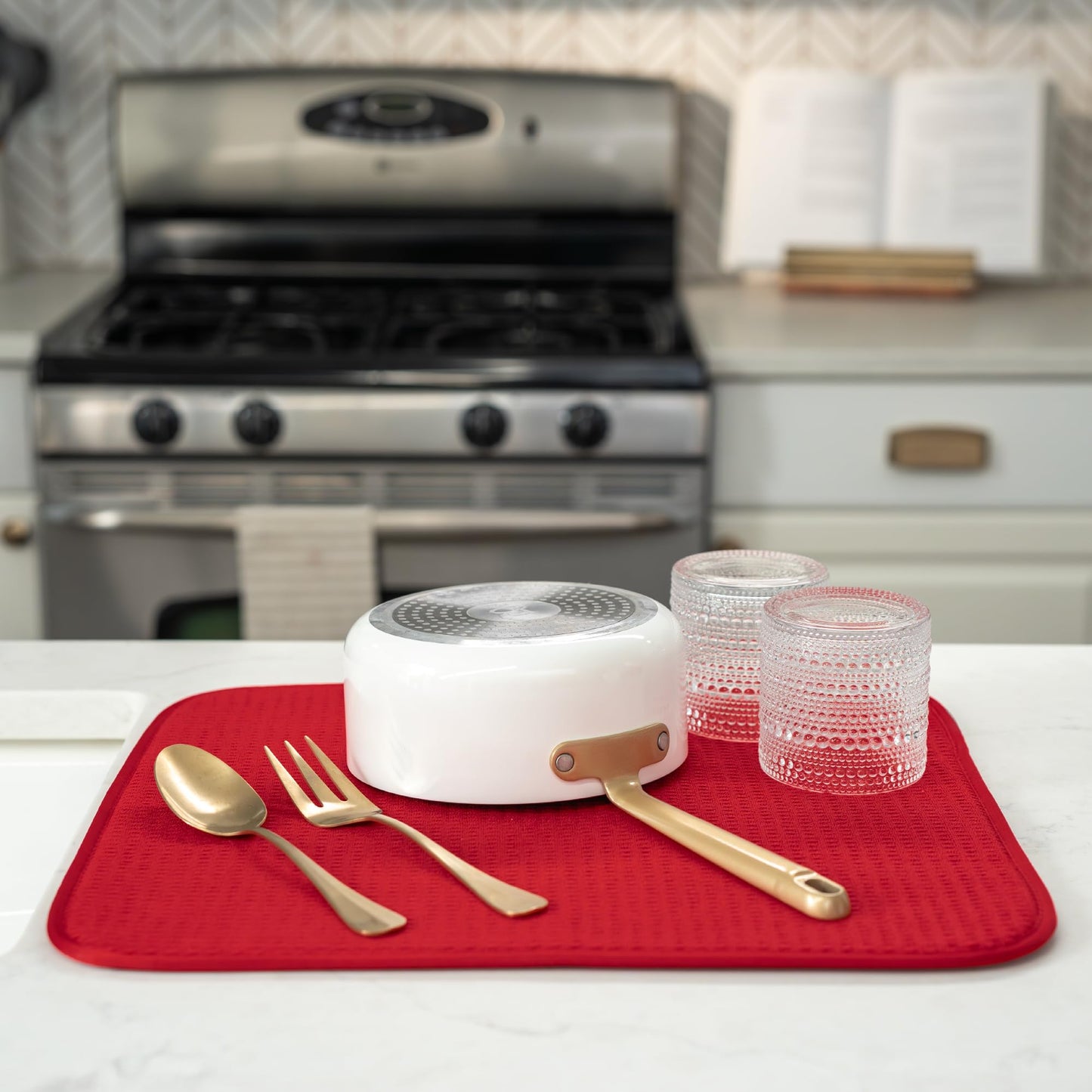 S&T INC. Dish Drying Mat XL, 18” x 24”, Absorbent Microfiber Kitchen Counter Mat, Dish Drying Pad for Dishes, Utensils, Pots and Pans, Extra Large, Red