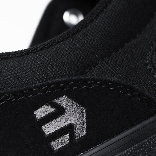 Etnies Barge LS – Classic Skate Look, Slim Vulcanized Silhoutte, Hefty Armored Collar, Reinforced Vulc - Black/Black/Black - 5.5