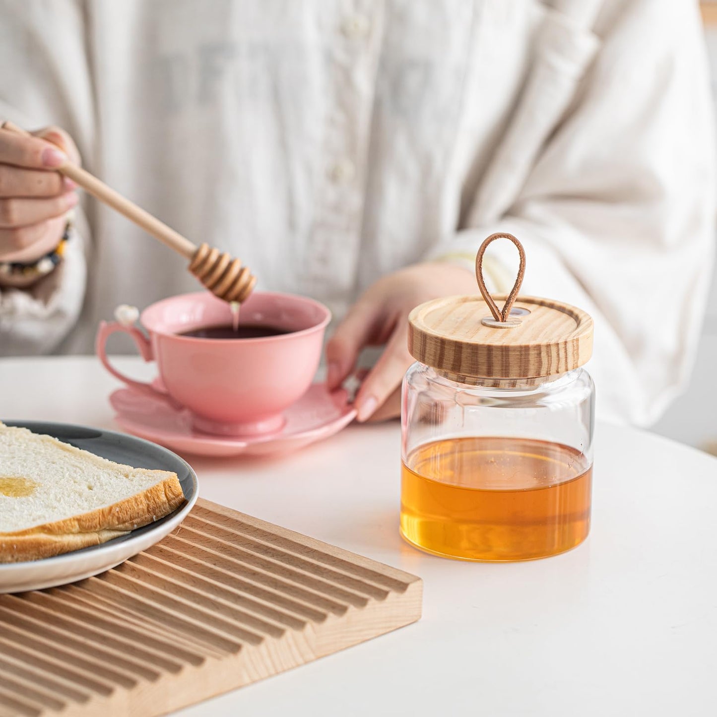 KEKEHOME Honey Pot Airtight Glass Honey Jars with Dipper Stick and Wooden Lid, Honey Bottle Containers for Storing Honey, Honey Holder for Home Kitchen