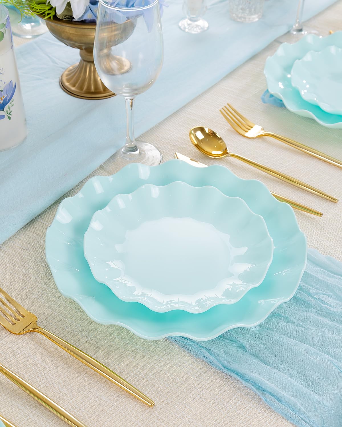 LIYH 20 Pcs 7.5 Inch Ice Blue Plastic Scalloped Plates Reusable - Unbreakable Dessert Plastic Cake Plates Dishwasher Safe Perfect for Party Birthday
