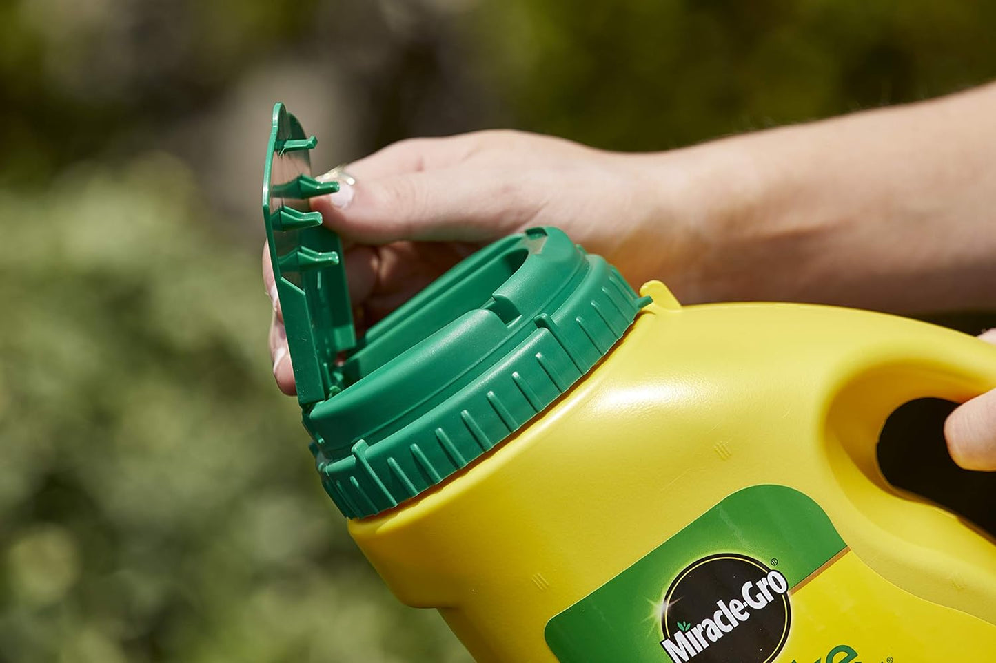 Miracle-Gro Shake 'N Feed All Purpose Plant Food - Prevents Crabgrass & Weeds | 4.5 lb