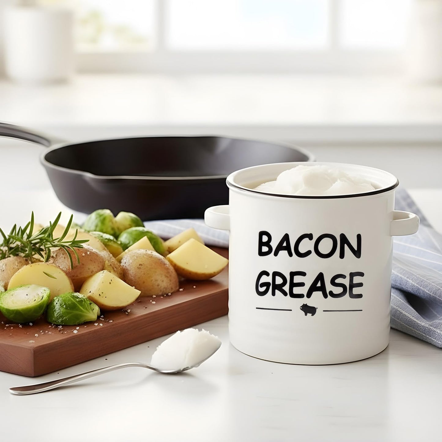 SOLIGT Ceramic Bacon Grease Container with Strainer - 600ml / 20oz Farmhouse Bacon Grease Keeper with Easy-Grip Handle, Bacon Fat Can for Grease Drippings and Storage - Creamy-white