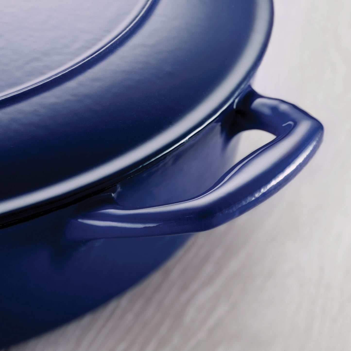 Tramontina Bestow Enameled Cast Iron Dutch Oven Pot with Lid, Round 5.5-quart, Latte with Gold Knob