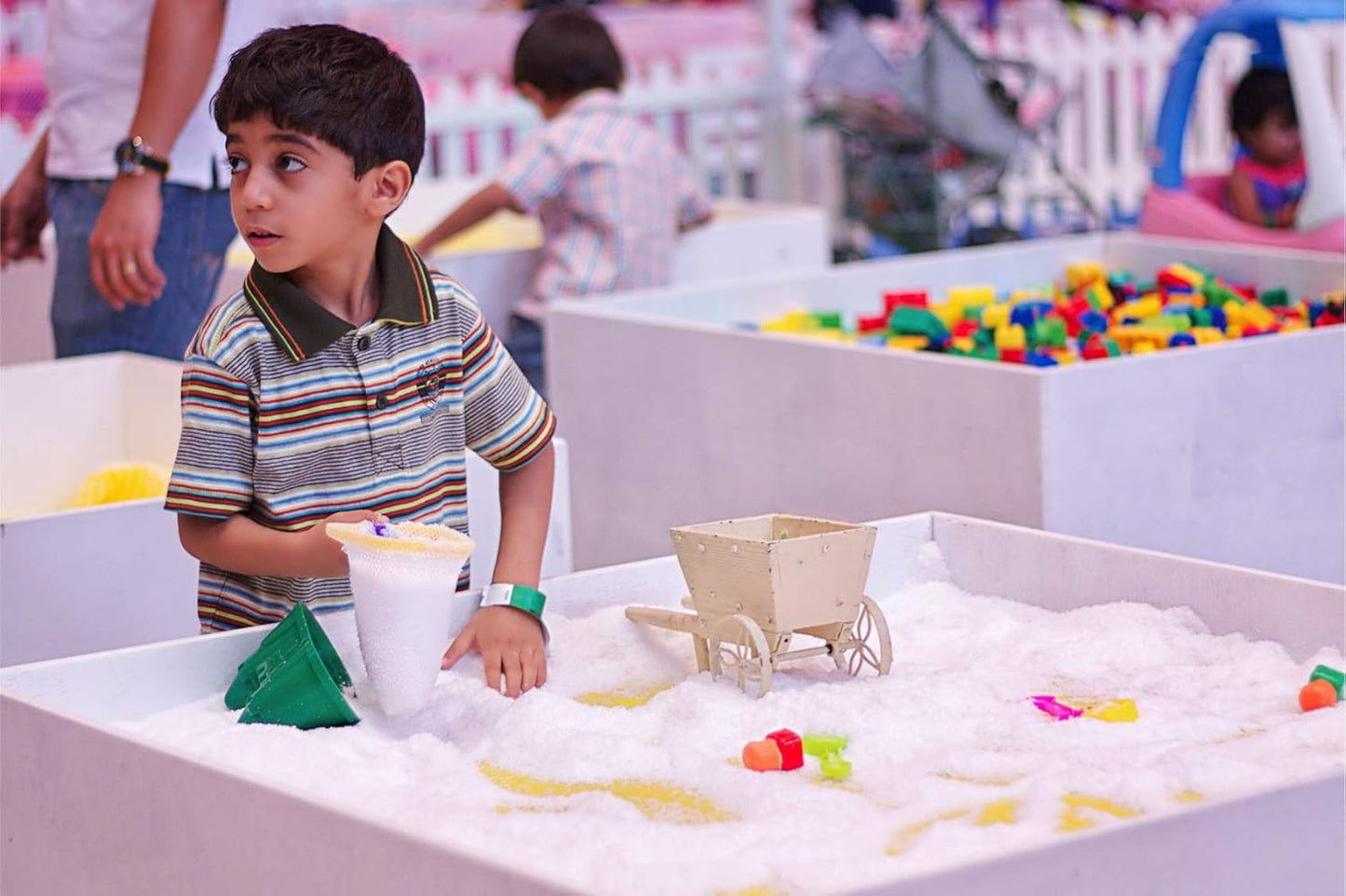 SNOWONDER Instant Fake Snow - Create 10 Gallons of Realistic Artificial Snow for Fun Activities