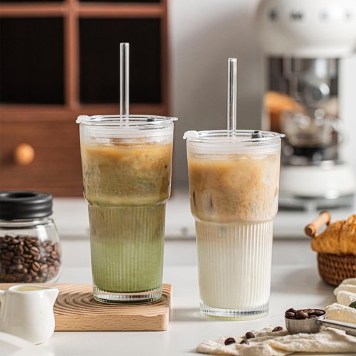 INSETLAN 530ml Glass Cups with Straws & Straw Cleaner, Set of 4, Clear Ribbed Drinking Glasses with Plastic Lids for Water, Juice, Iced Coffee & Smoothies, Dishwasher Safe