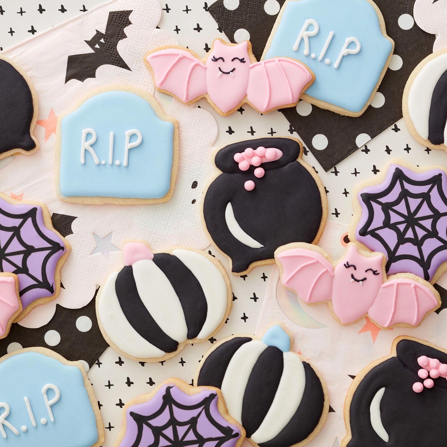 Wilton Royal Icing - For Cake, Cookie & Cupcake Decorating - Pre-Mixed & Ready to Use - Has a Stackable Finish - White, Stiff Consistency