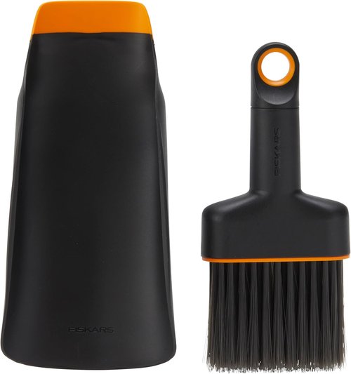 Fiskars Planting Soil Scoop & Brush Set - Dual-Sided Indoor Digging Tool with Soft Bristles & Flexible Dustpan