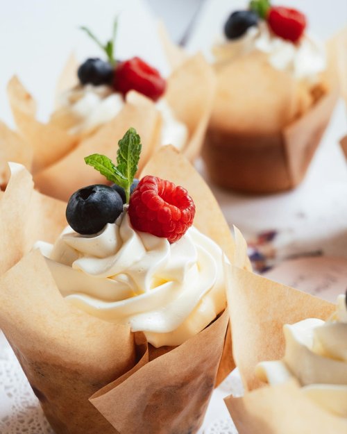 Bake Choice 100pcs Natural Jumbo Tulip Cupcake Liners for Baking, Unbleached Cupcake Liner, Greaseproof Parchment Paper Muffin Liners, Tulip Muffin Liners for Party, Christmas, Valentines