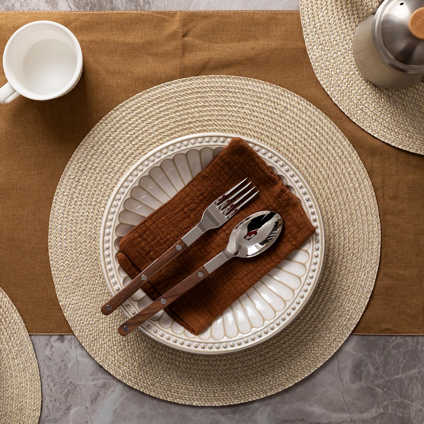 Baroyal Round Placemats Set of 6 Plastic Woven Placemats Washable Wipeable Table Mats for Dining Table Heat Resistant Non-Slip Circle Place Mats (Beige-Brown)