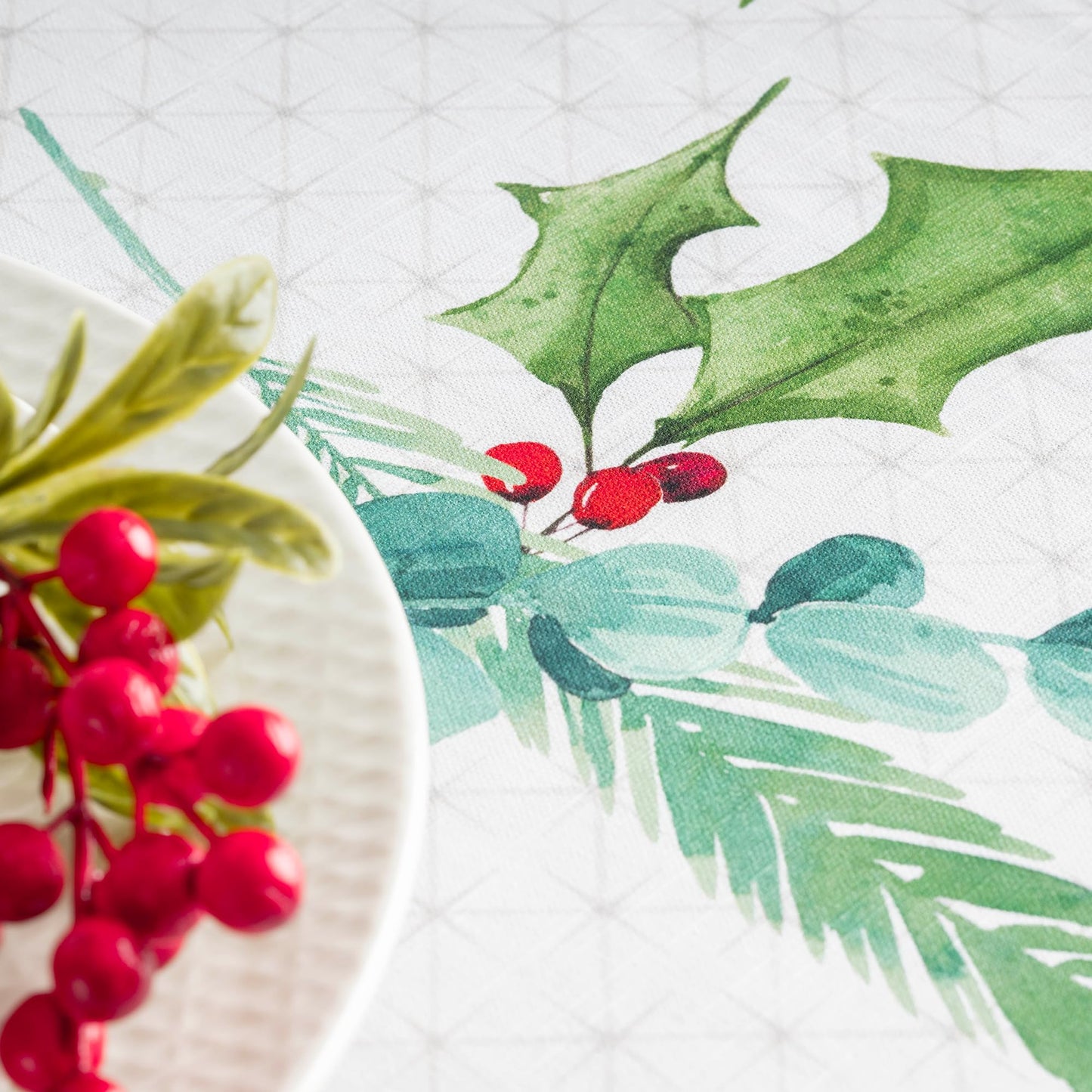 Maison d' Hermine Table Cloth Round Table 100% Cotton 63 Inches Fall Tablecloth Reusable Everyday Use for Thanksgiving Christmas Decorations Dining Farmhouse Party (Poinsettia Christmas)