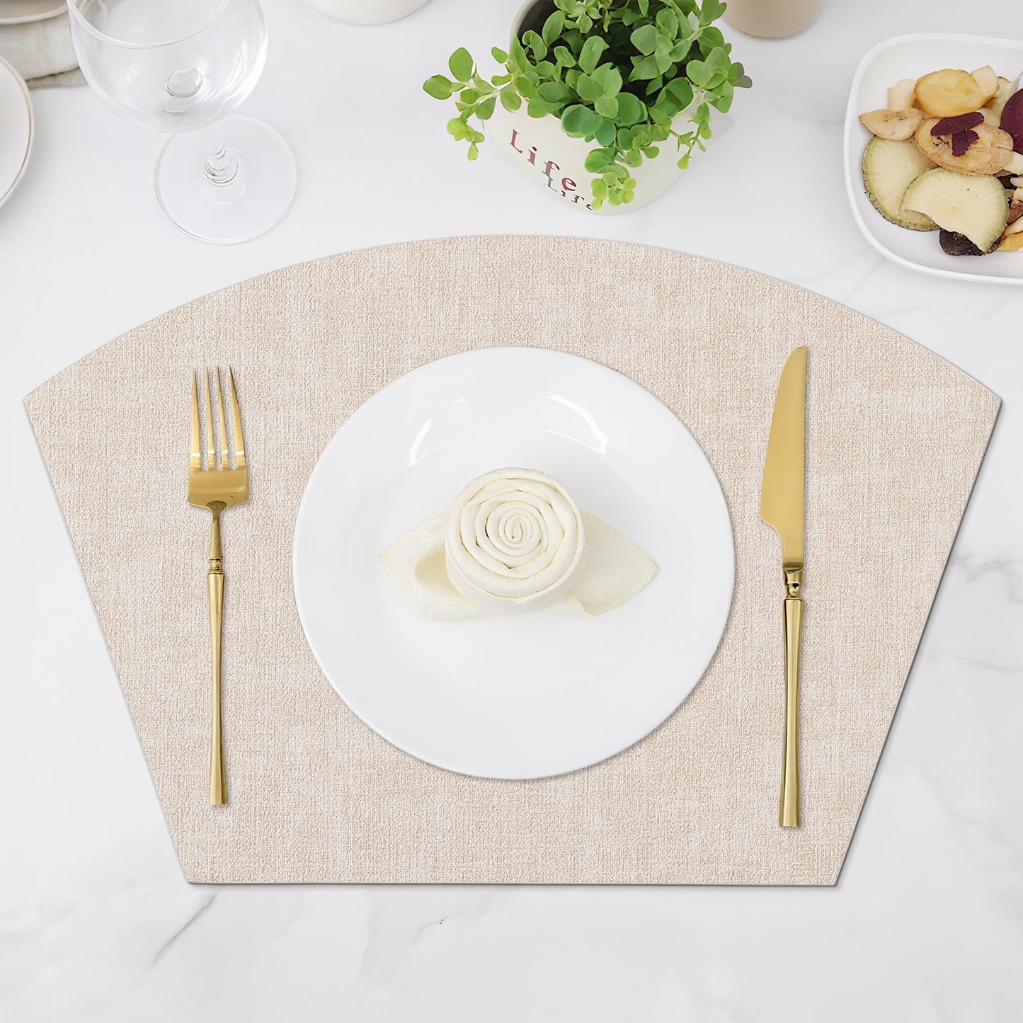 Homaxy Round Table Placemats Set of 6, Washable Wedge Shaped Faux Leather Table Mats, Wipeable Kitchen Dinner Place Mats for Indoor Outdoor, Beige
