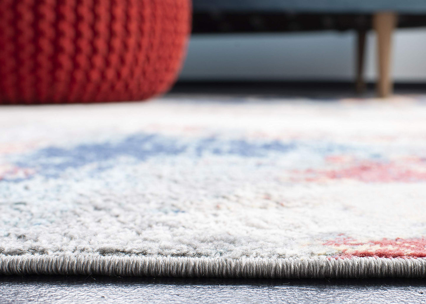 SAFAVIEH Jasper Collection 5' Round Grey / Red JSP101C Modern Abstract Non-Shedding Dining Room Entryway Foyer Living Room Bedroom Area Rug