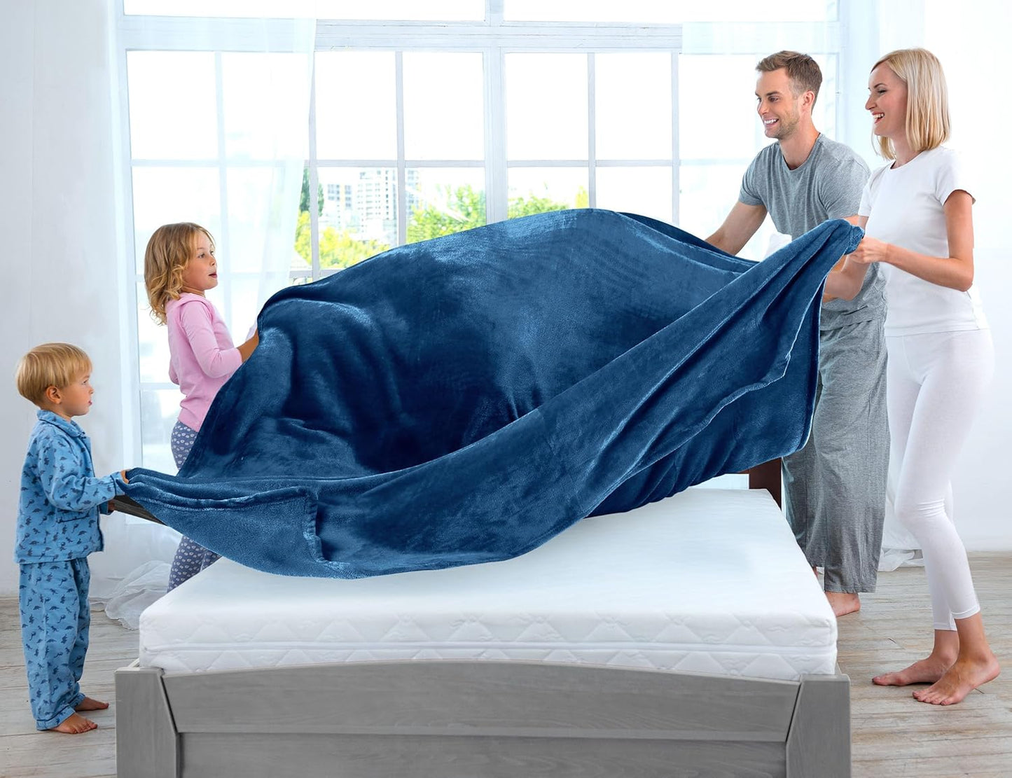 Utopia Bedding Fleece Blanket - Luxury Soft Microfiber Twin Size in Royal Blue (60x80 Inch)