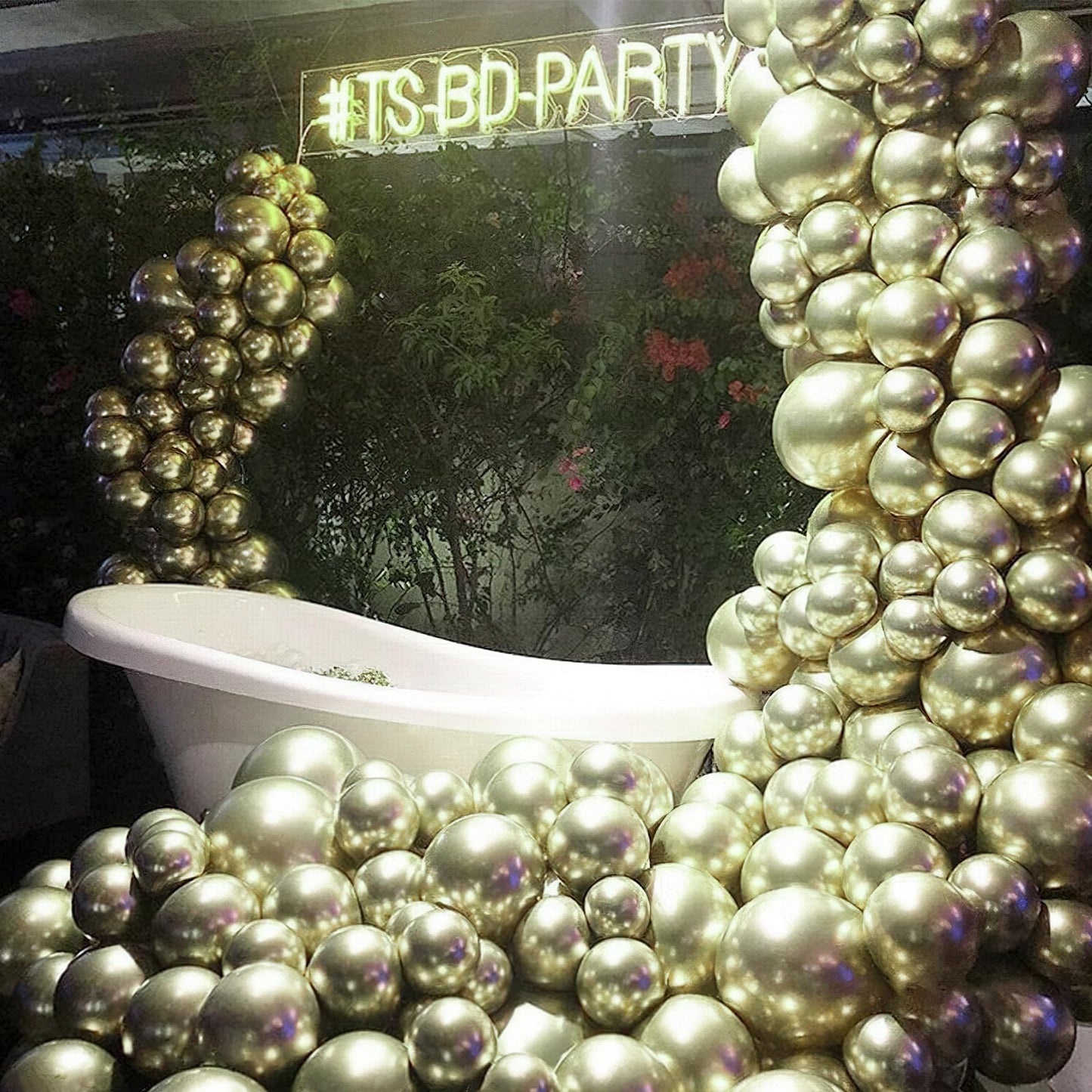 PartyWoo Metallic Gold Balloons 50pcs 12 Inch Chrome Gold Latex Helium Balloons for Birthday Graduation Baby Shower Anniversary Wedding Bachelorette Christmas New Year Party Decorations Gold-G128