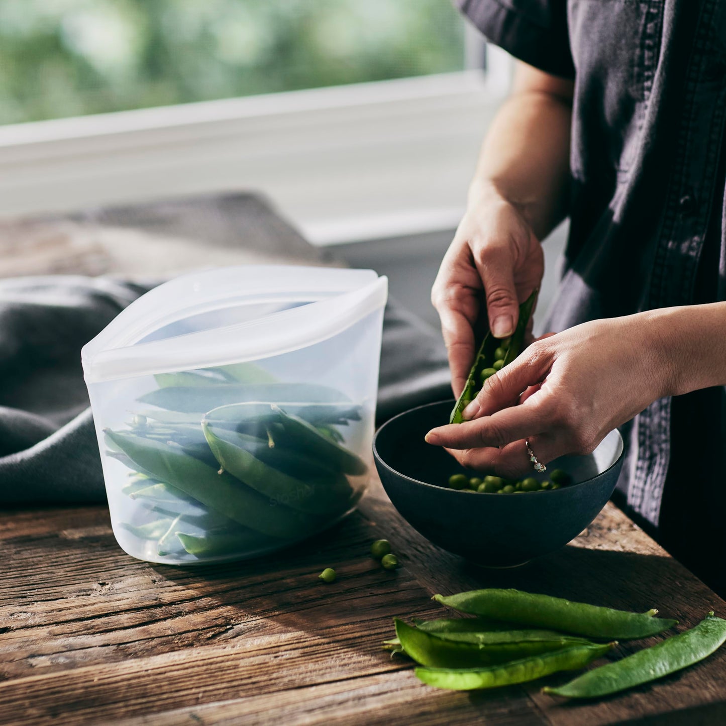 Stasher Silicone Reusable Storage Bag, 4-Cup Bowl, Reusable Snack Bag, Microwave, Dishwasher, Oven Safe, Sous Vide, Premium Lunch Container, Eco Friendly, Food Storage Bag, Freezer Bag, 32 oz, Clear