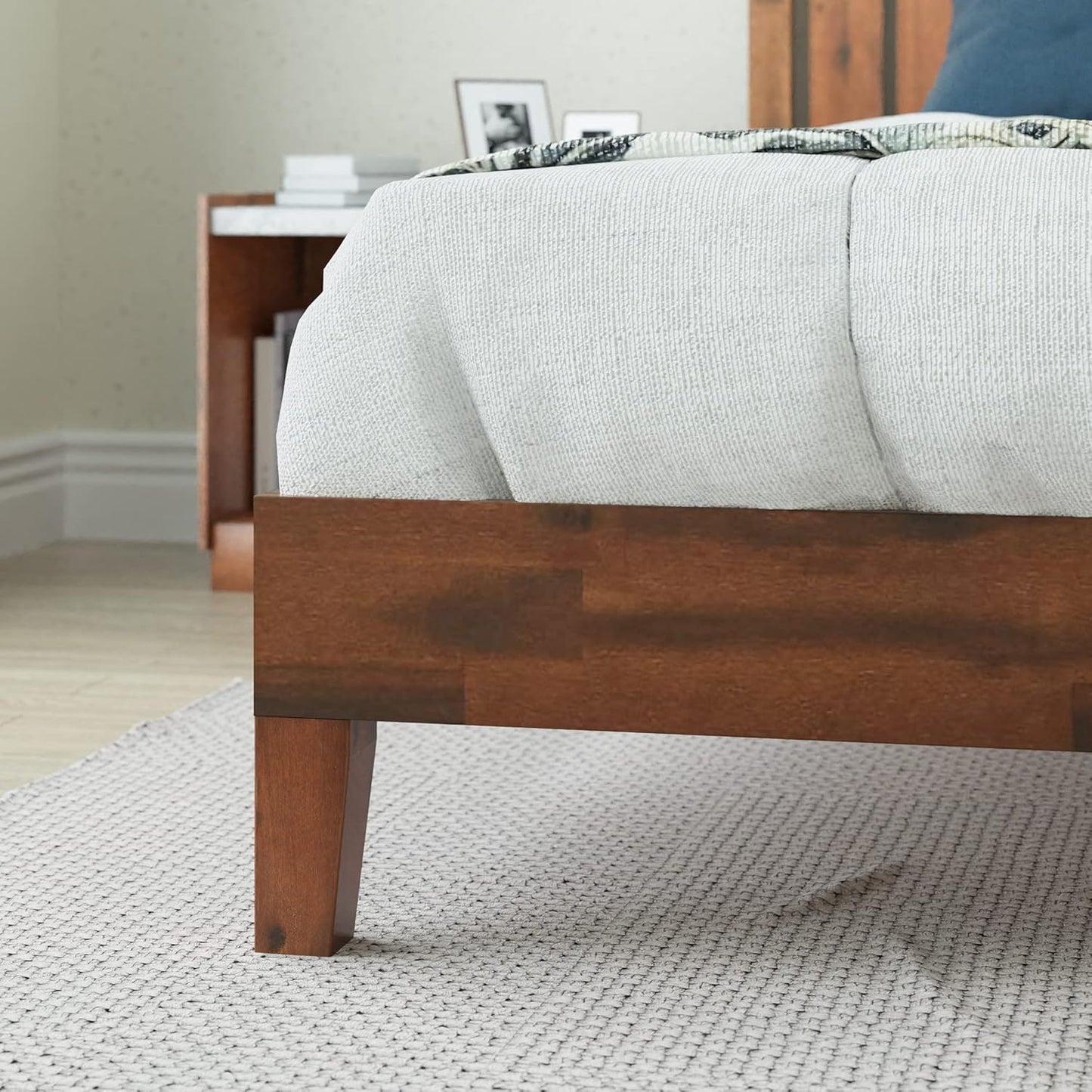 ZINUS Vivek Deluxe Queen Wood Platform Bed Frame - Headboard, No Box Spring Needed, Easy Assembly